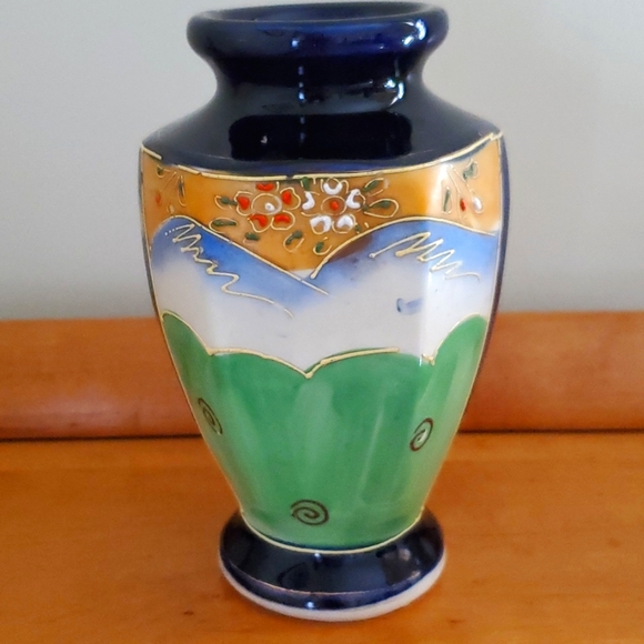 Beautiful Vase - Picture 3 of 5